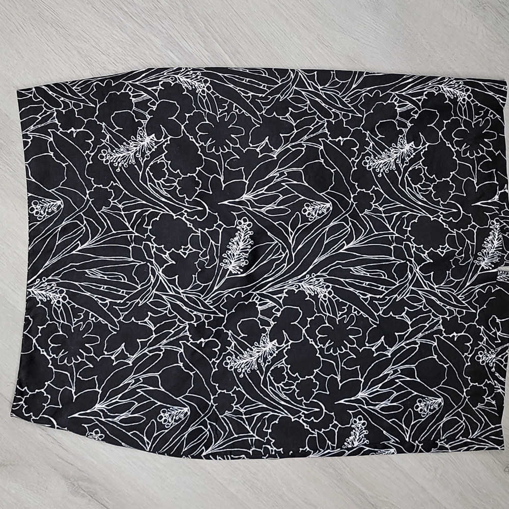 New York & Company size 0 black and white stretch Mini skirt [89]